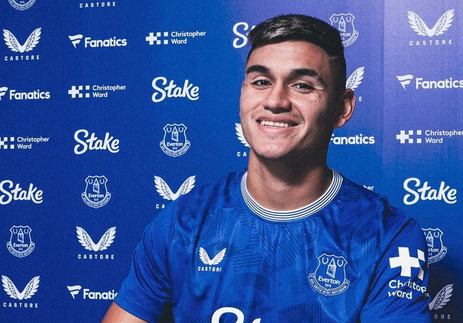 Alcaraz, ex-Flamengo, assinando contrato em foto de divulgação do anuncio do Everton