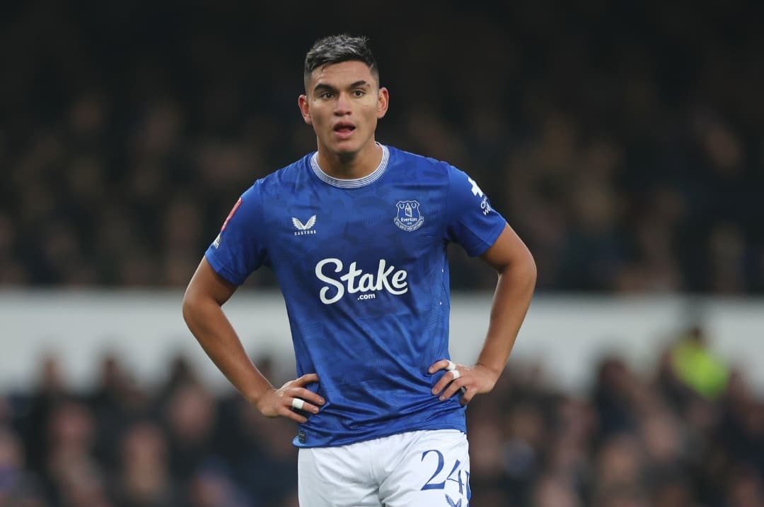 Alcaraz em campo pelo Everton