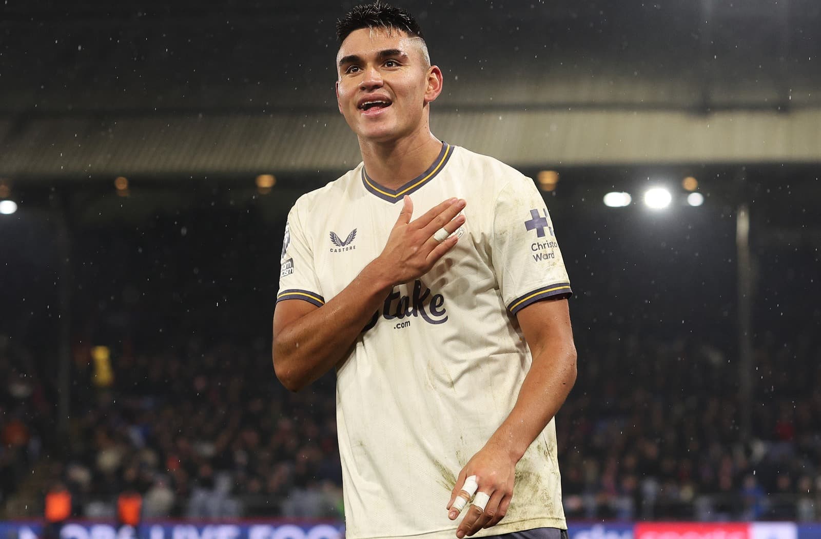 Alcaraz comemora gol pelo Everton