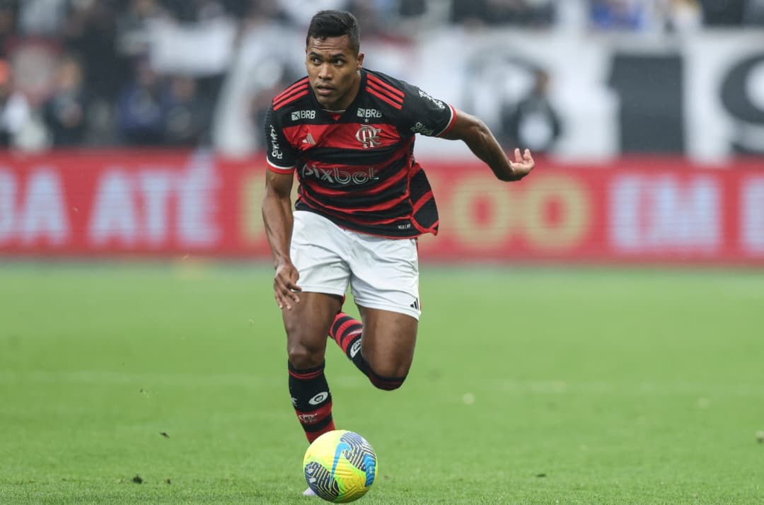 Alex Sandro em campo pelo Flamengo