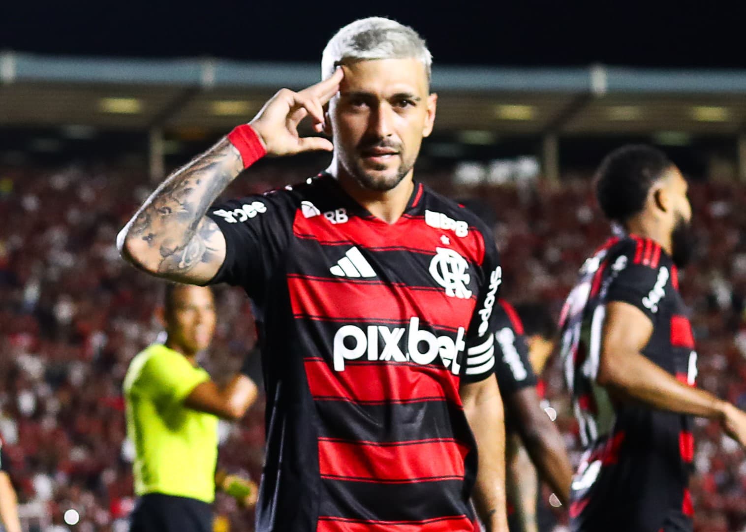 Arrascaeta comemora gol sobre a Portuguesa