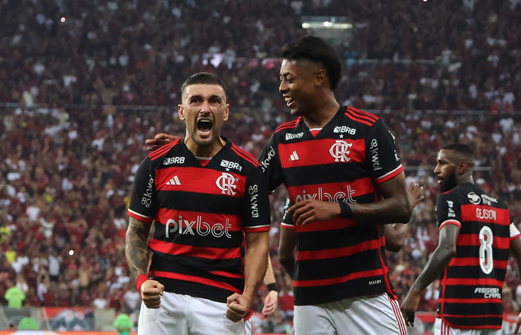 Arrascaeta e Bruno Henrique comemoram gol do Flamengo