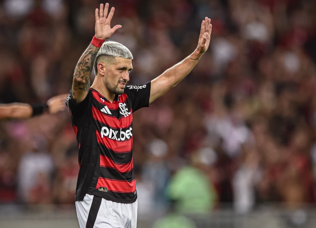 Arrascaeta saúda torcedores do Flamengo