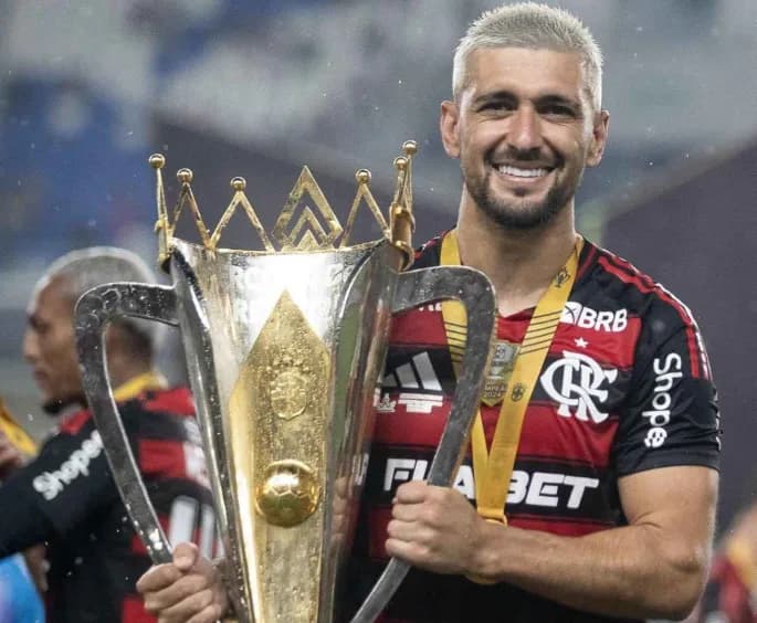 Arrascaeta sorri com taça da Supercopa