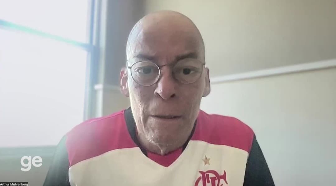 Arthur Muhlenberg, em casa, com o Manto Sagrado