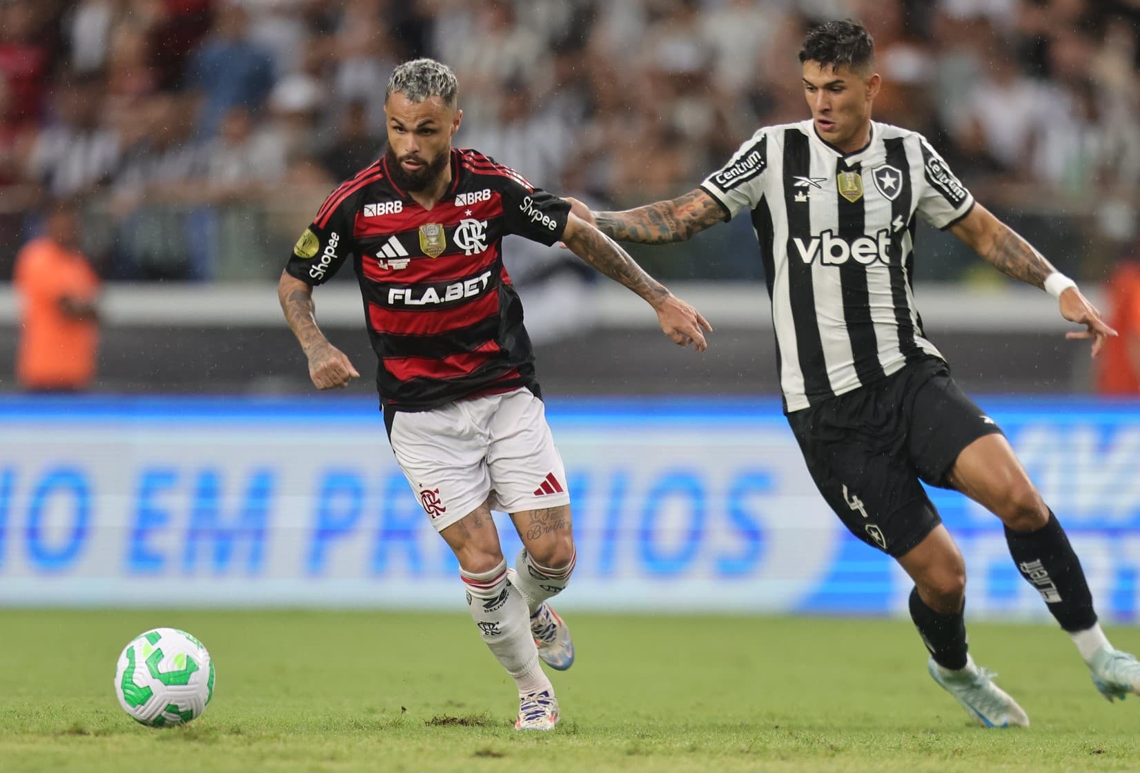 Michael conduz a bola em Botafogo x Flamengo pela Supercopa
