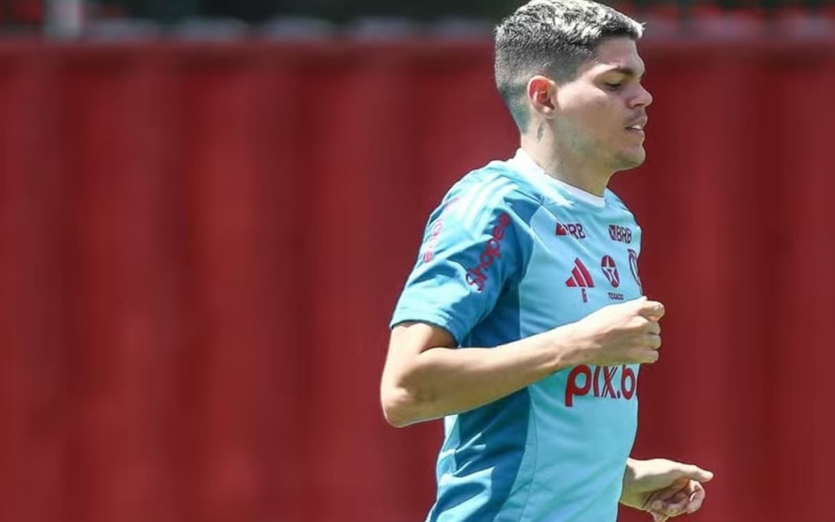 ayrton lucas em treino do flamengo