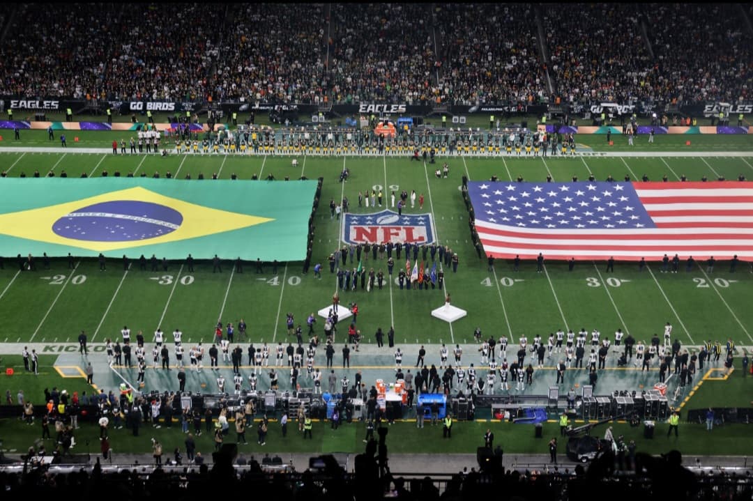 Bandeiras de Brasil e EUA no estádio do Corinthians, em São Paulo, antes de Eagles X Packers, primeiro jogo da NFL no Brasil  setembro de 2024