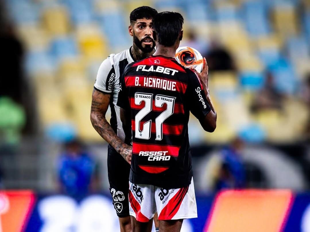 Barboza se revolta com Bruno Henrique, em clássico