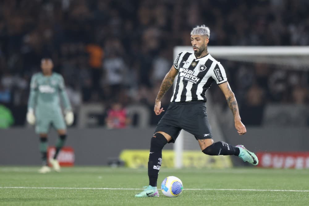 Alexander Barboza chuta a bola durante uma partida do Brasileirão 2024 entre Botafogo e Corinthians no Estádio Olímpico Nilton Santos em 14 de setembro de 2024 no Rio de Janeiro, Brasil.