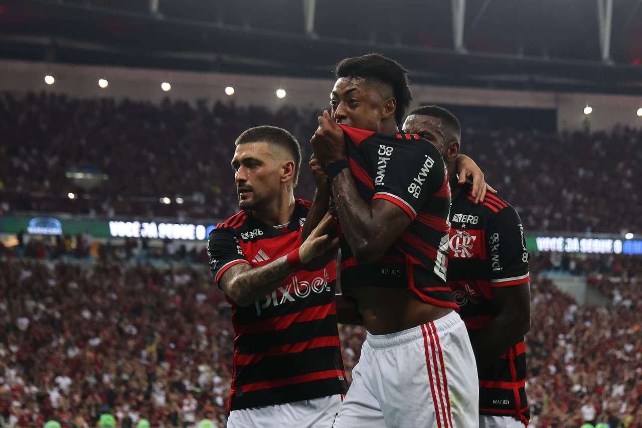 bruno henrique e arrascaeta em 2024 - Foto: Wagner Meier / Getty Images