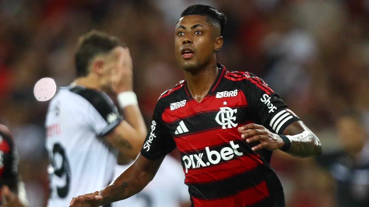 Bruno Henrique comemorando contra o Vasco e Vegetti lamentando ao fundo