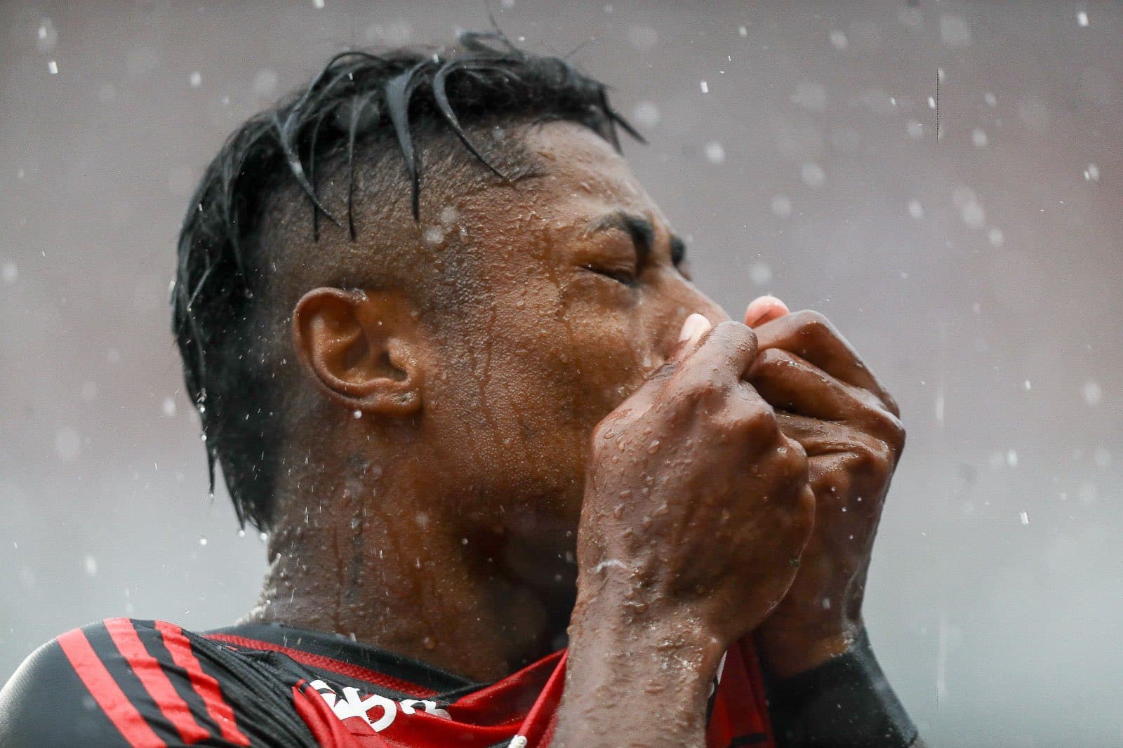 bruno henrique beija escudo do flamengo