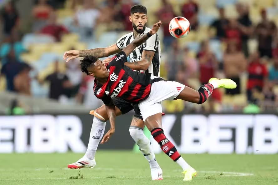 Bruno Henrique e Alexander Barboza, do Botafogo, em disputa de bola
