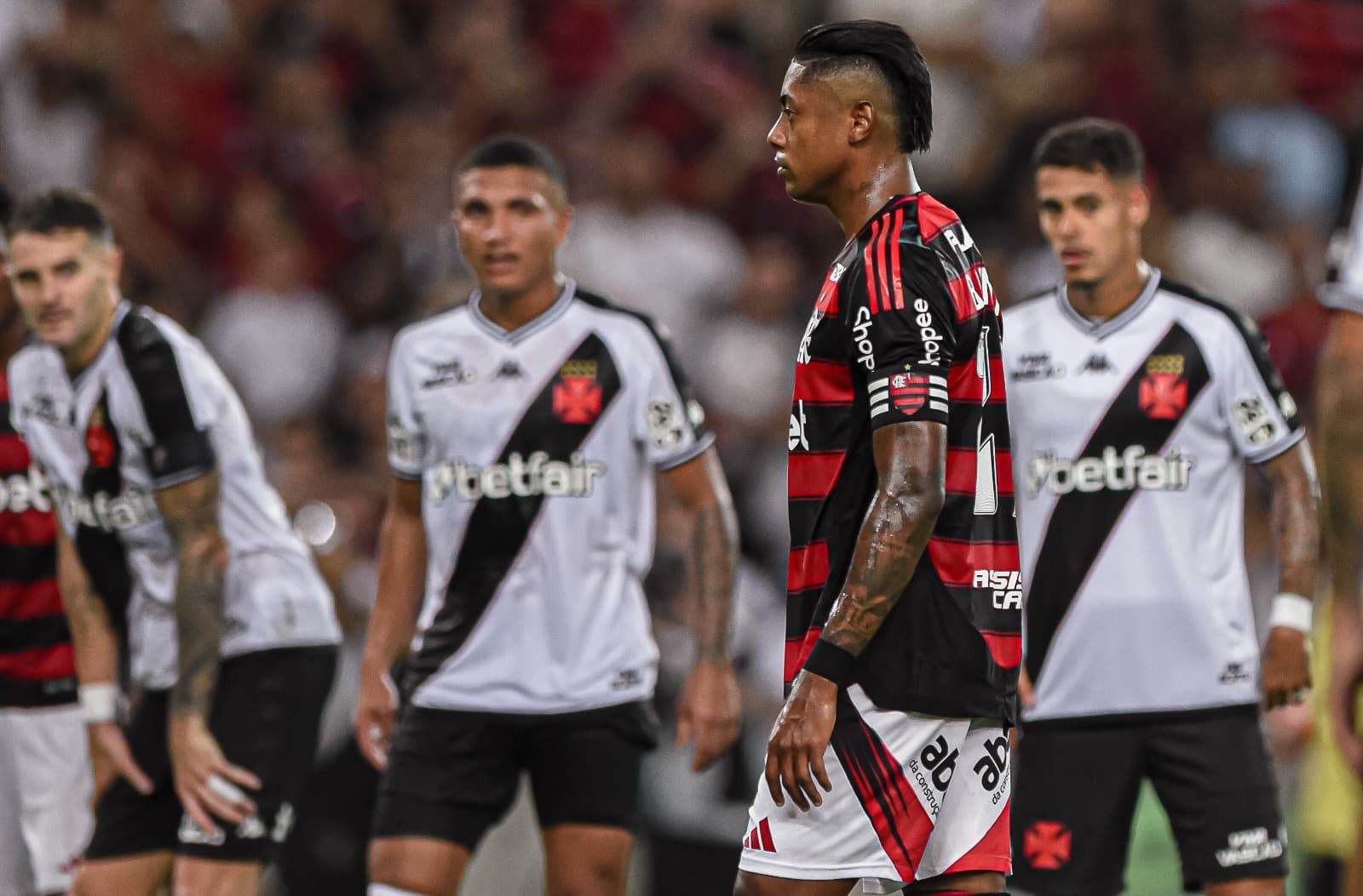 Bruno Henrique sendo observado por 3 jogadores do Vasco