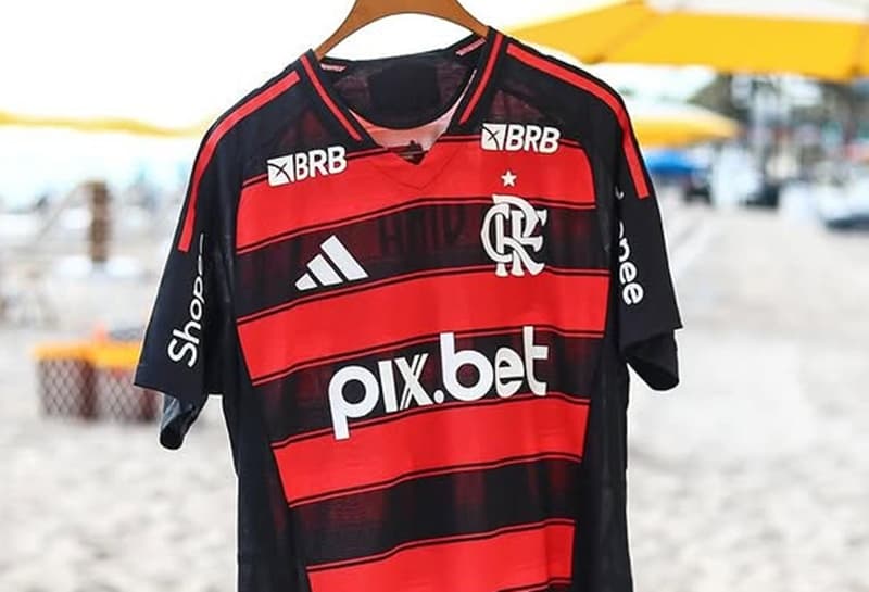 Novo uniforme do Flamengo exposto em praia de Fort Laudardale, nos EUA