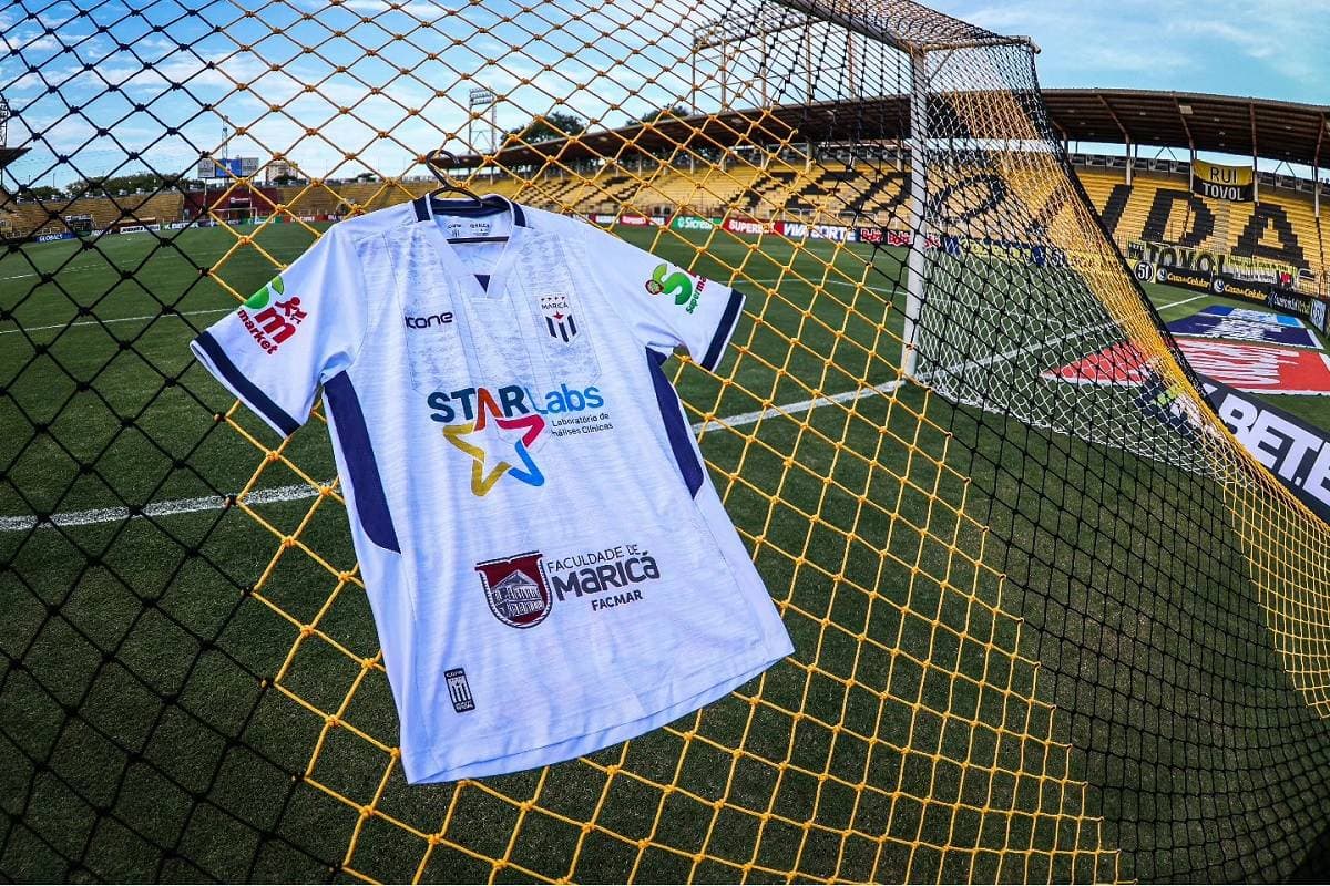 Camisa do Maricá aparece estirada na rede do gol do Estádio da Cidadania, em Volta Redonda