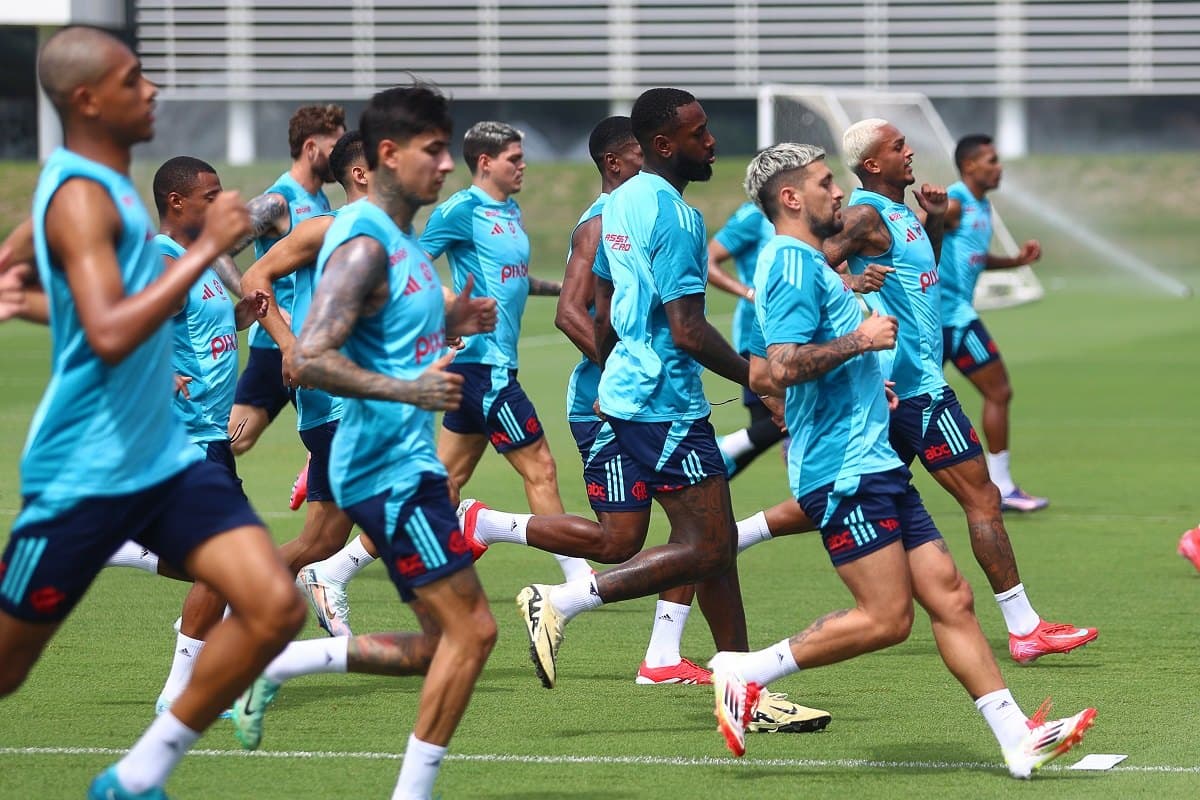 Elenco treina no Ninho do Urubu