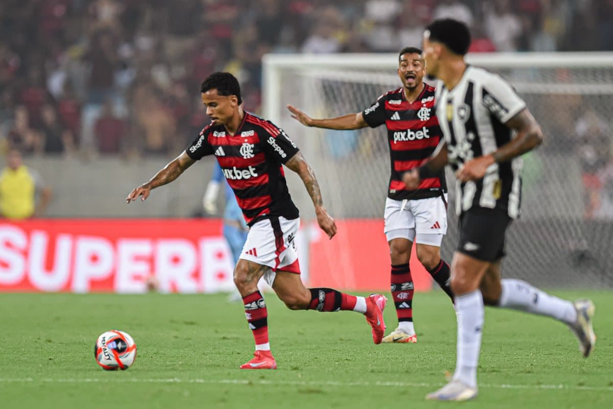 Allan conduz a bola em jogo contra o Botafogo