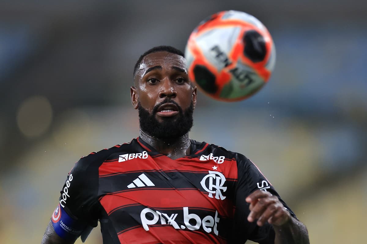 Gerson observa a bola em jogo contra o Botafogo