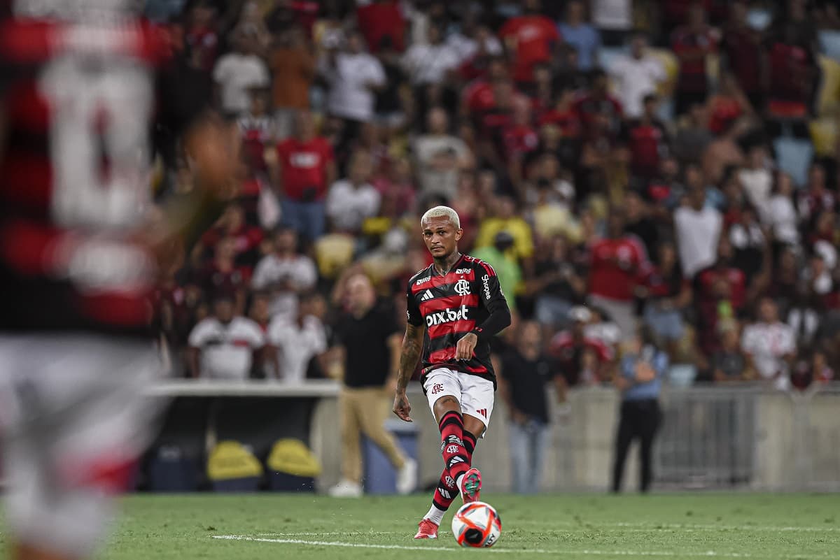 Wesley toca a bola em jogo contra o Botafogo