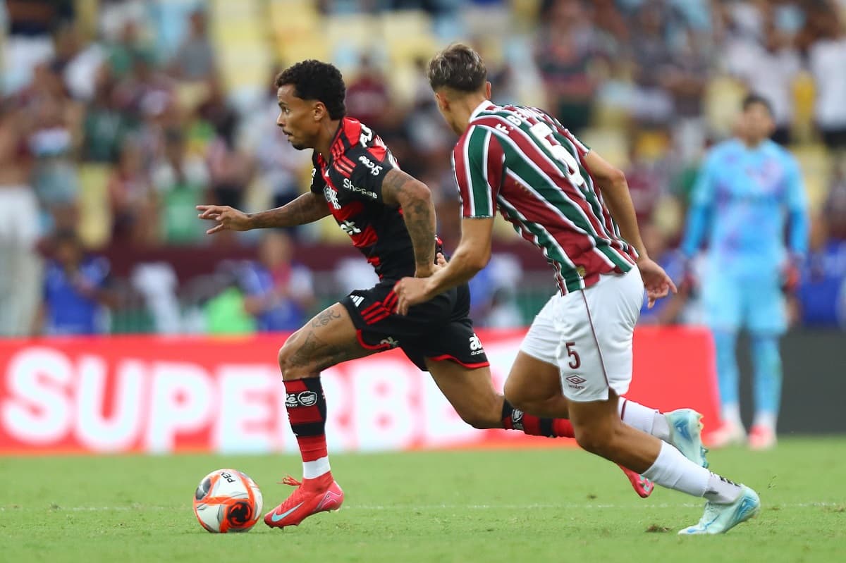 Allan arranca com a bola em clássico contra o Fluminense