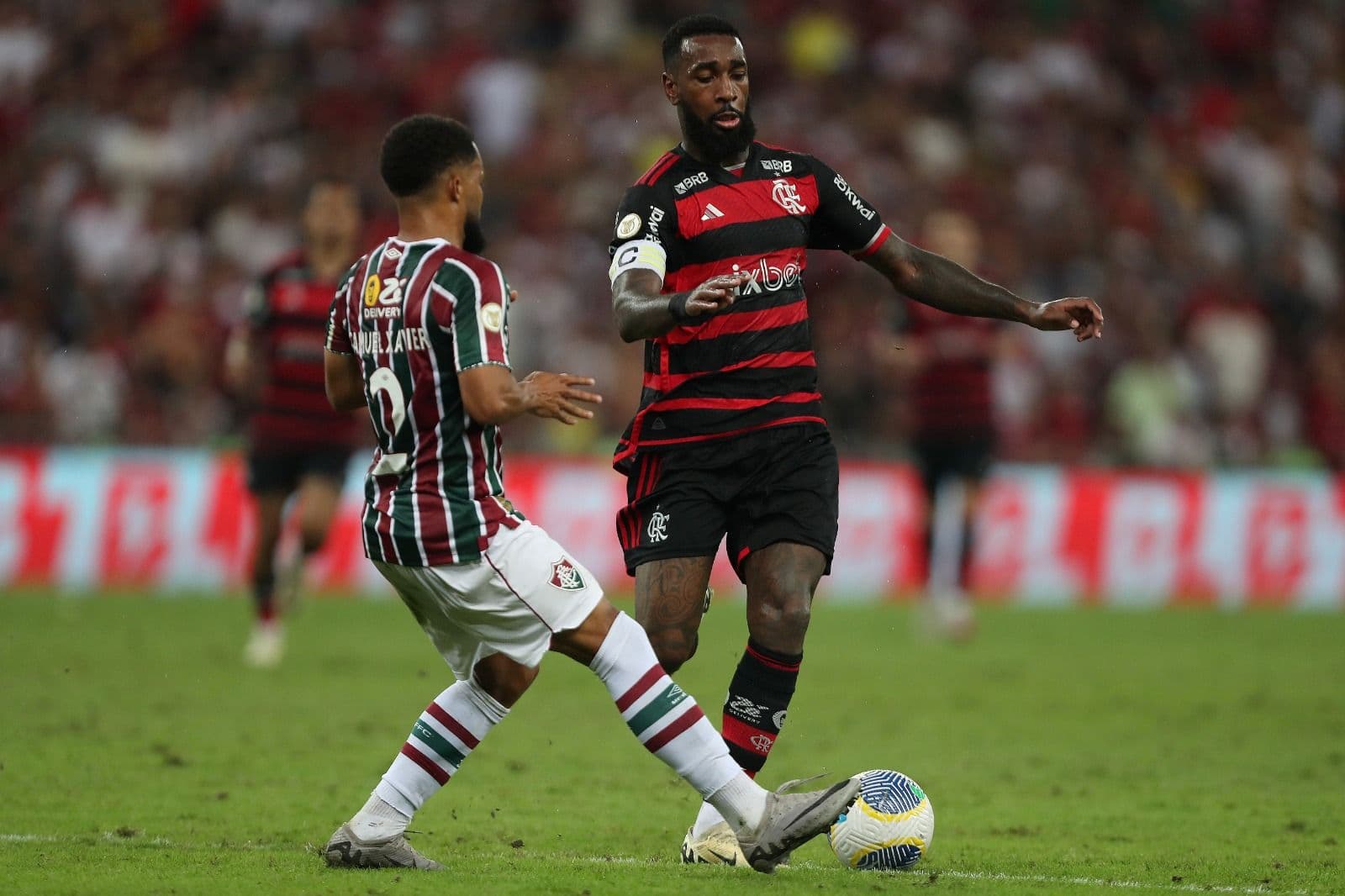 Gerson disputa a bola no clássico com o Fluminense