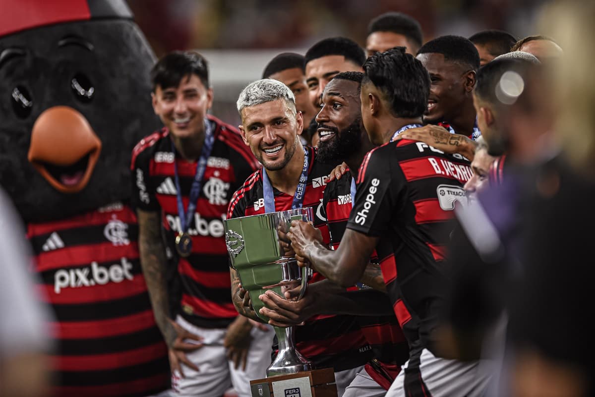 Arrascaeta celebra título da Taça Guanabara junto ao elenco
