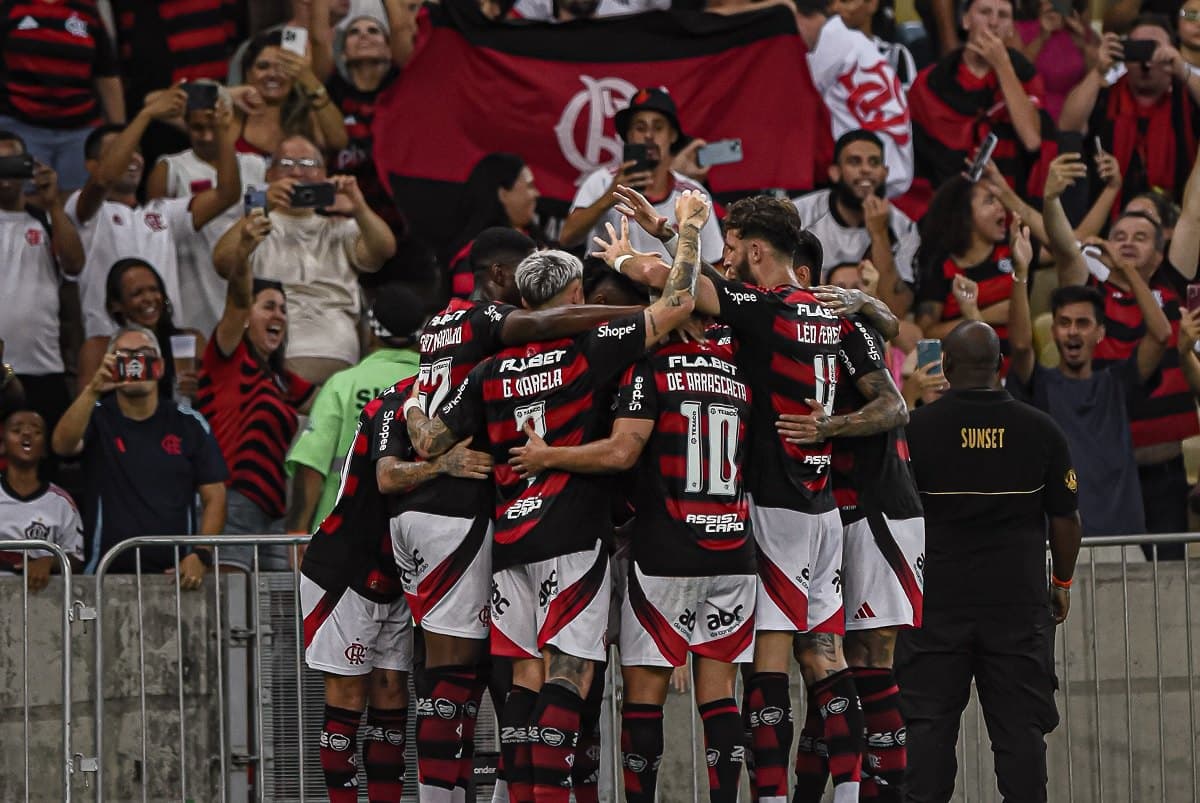 Equipe do Flamengo celebra gol contra o Vasco