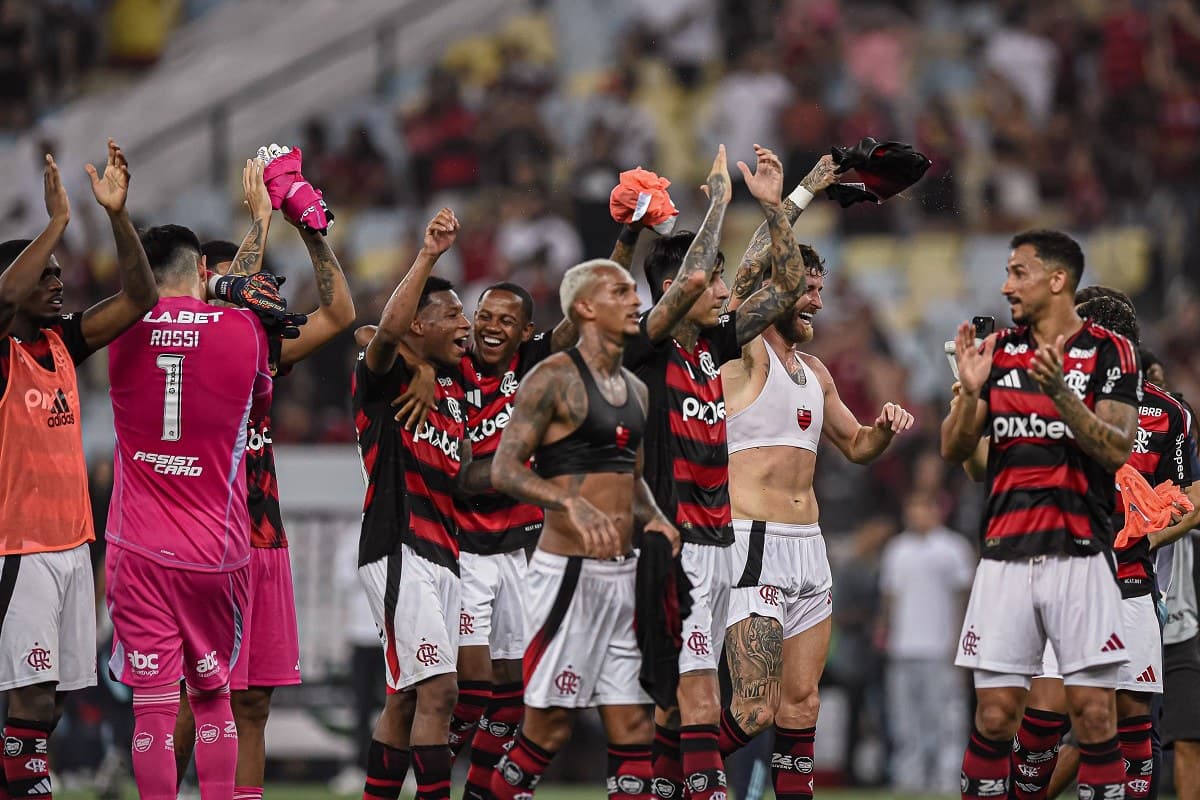 Jogadores comemoram vitória sobre o Vasco