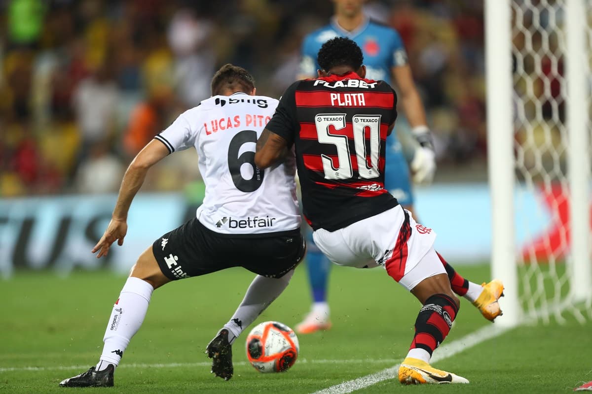 Plata disputa bola com Lucas Piton na linha de fundo