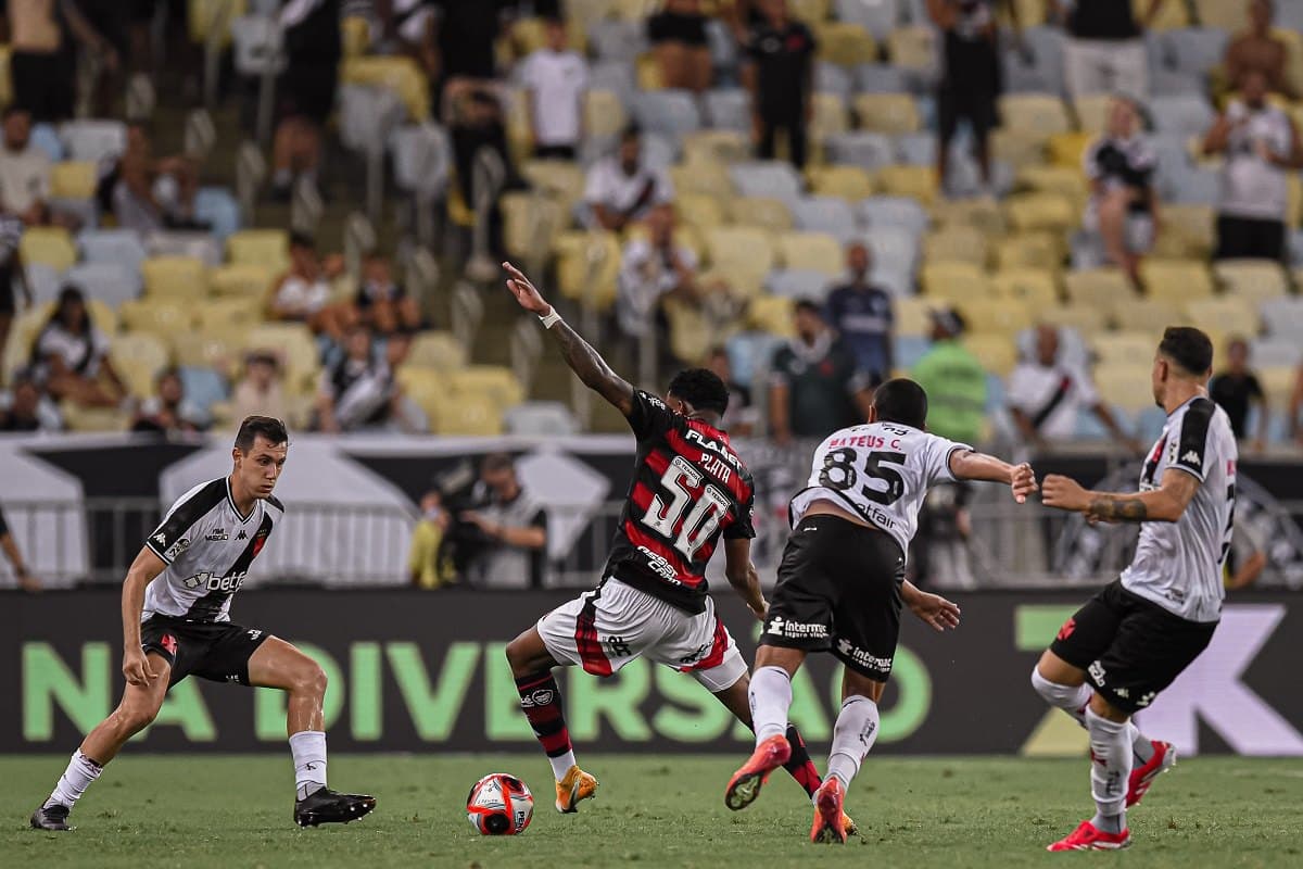 Gonzalo Plata é observado por jogadores do Vasco enquanto avança com a bola no Maracanã