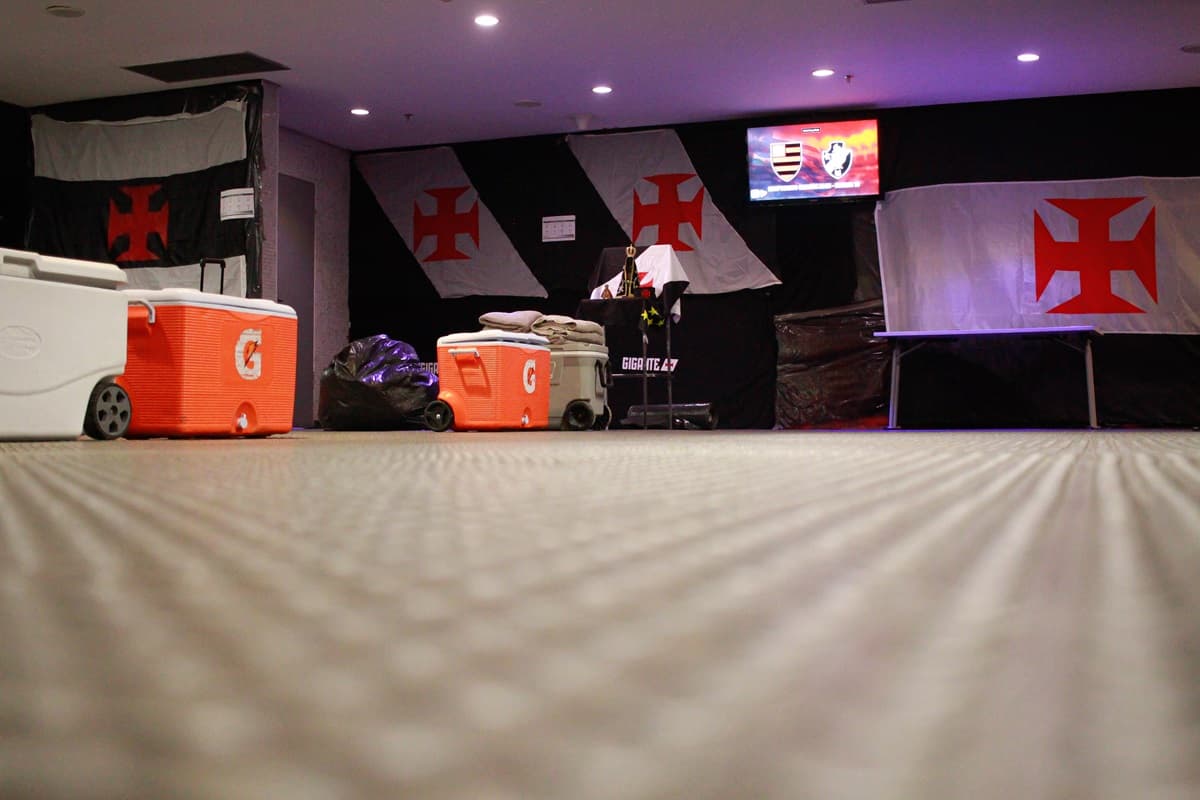 Imagem mostra o vestiário do Vasco no Maracanã para o jogo contra o Flamengo, no Carioca