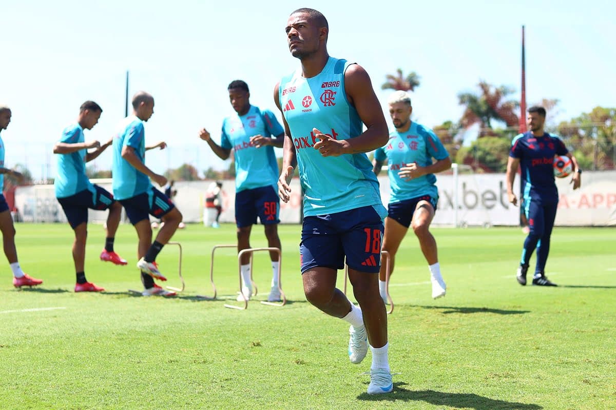 De La Cruz treina com companheiros ao fundo, no Ninho do Urubu