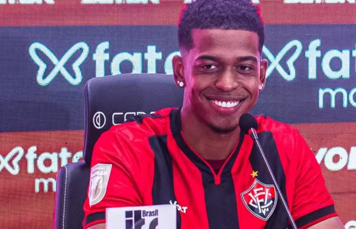 carlinhos ex-flamengo em apresentação no vitória