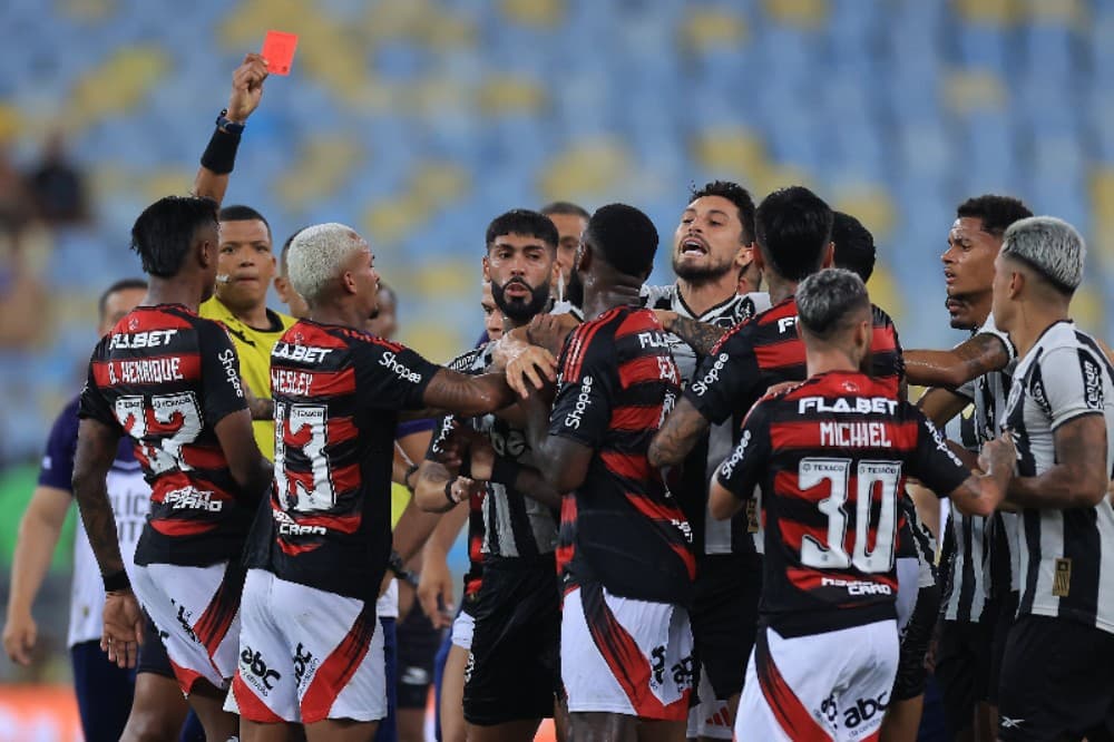 IO DE JANEIRO, BRASIL - 12 DE FEVEREIRO: Gerson # 8 do Flamengo luta com Alexander Barboza do Botafogo durante uma partida do Campeonato Carioca 2025 entre Flamengo e Botafogo no Estádio do Maracanã em 12 de fevereiro de 2025 no Rio de Janeiro, Brasil.