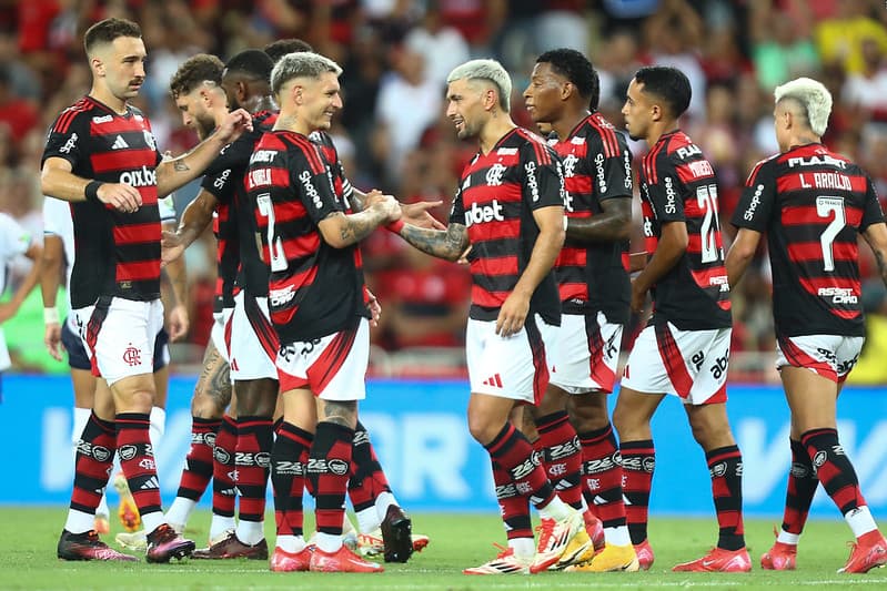 Jogadores do Flamengo se cumprimentam em campo