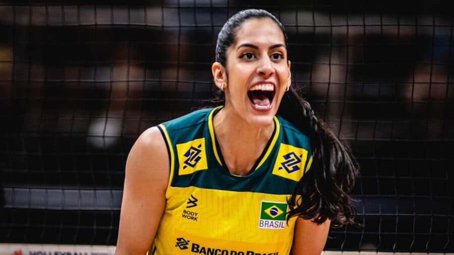 Diana Duarte sorri em jogo da Seleção Brasileira