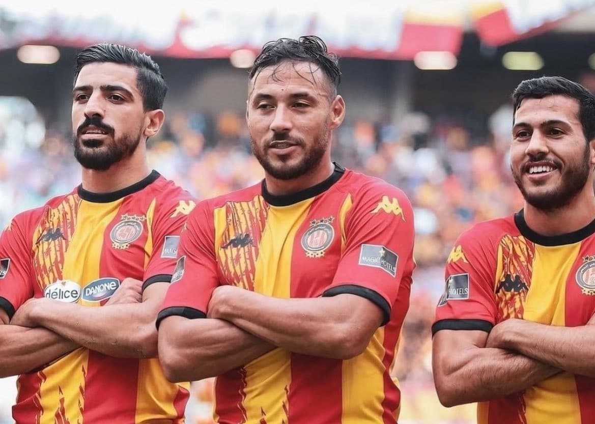Jogadores do Espérance de Tunis de braços cruzados em comemoração de gol