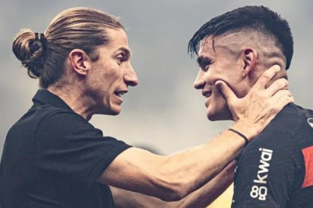 Filipe Luís segurando o rosto de Alcaraz enquanto conversam e riem