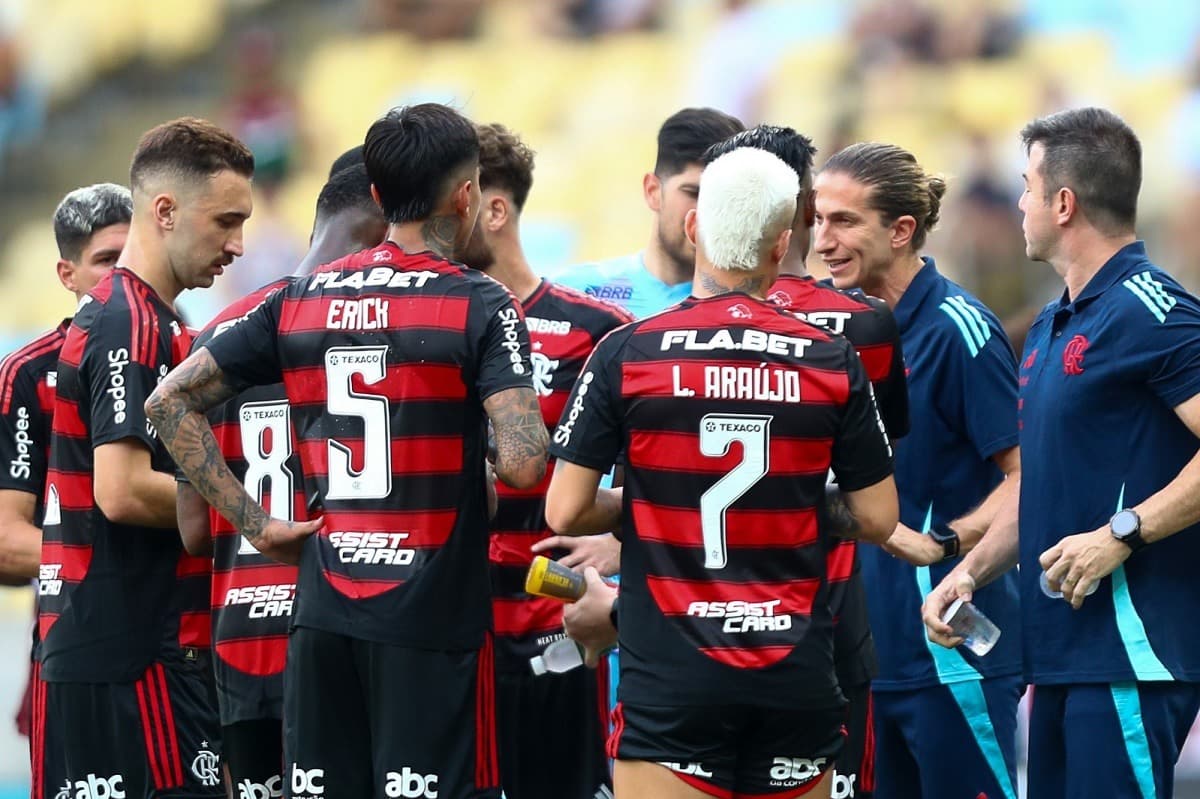 Filipe Luís orienta jogadores do Flamengo em campo