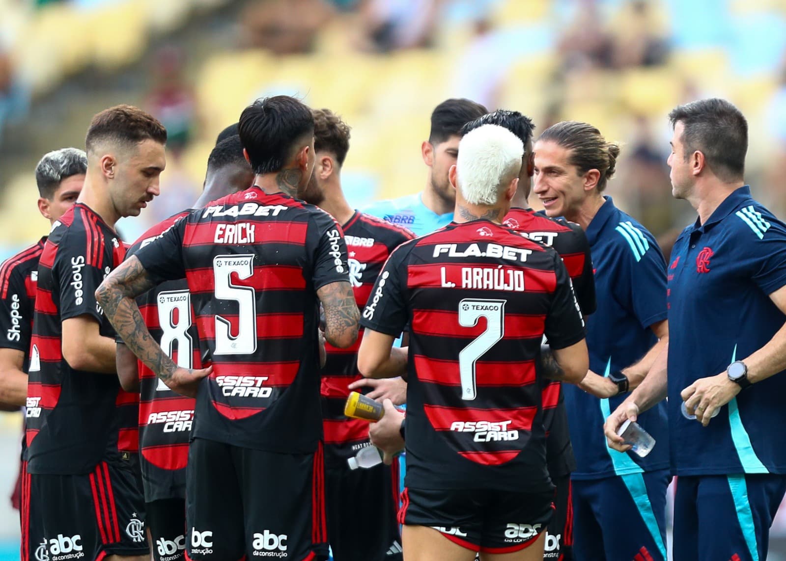 Filipe Luís instrui elenco do Flamengo na parada técnica do Fla x Flu