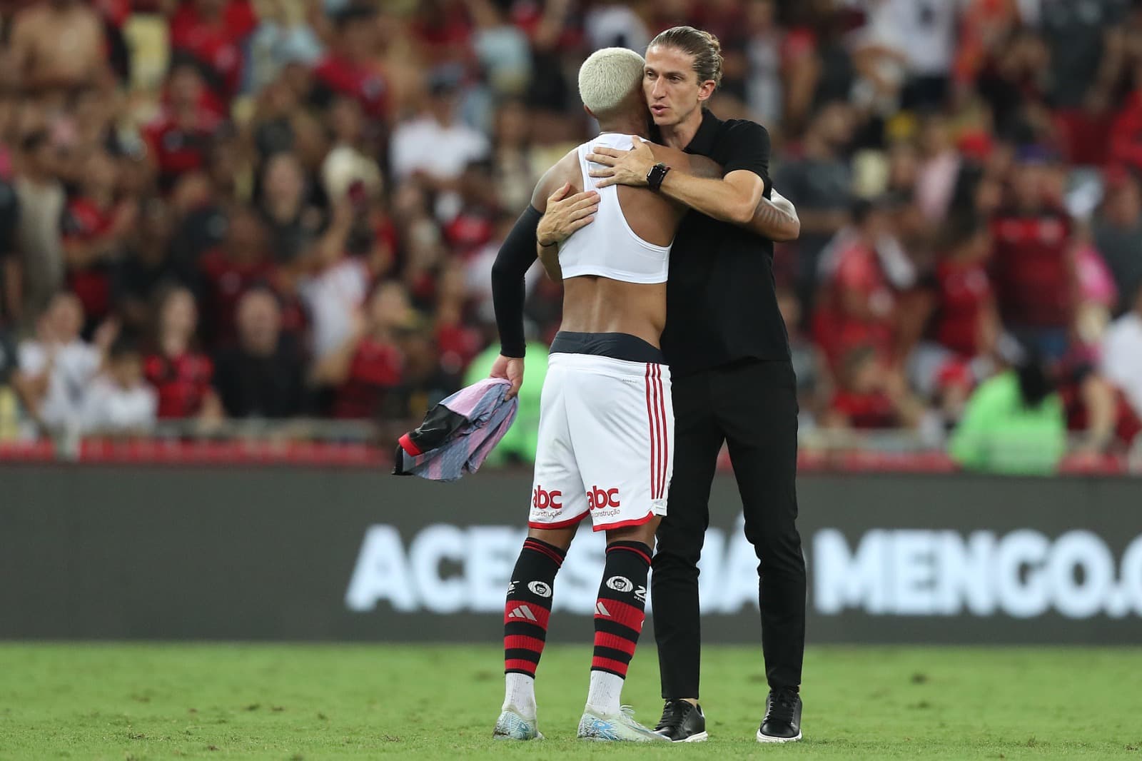 Filipe Luís abraça Wesley depois de jogo do Flamengo