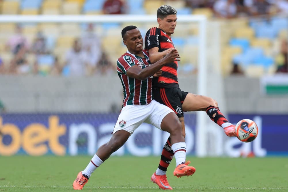 RIO DE JANEIRO, BRASIL – 08 DE FEVEREIRO: Ayrton Lucas, do Flamengo, disputa a bola com Jhon Arias, do Fluminense, durante a partida do Campeonato Carioca 2025 entre Fluminense e Flamengo no Estádio do Maracanã, em 08 de fevereiro de 2025, no Rio de Janei