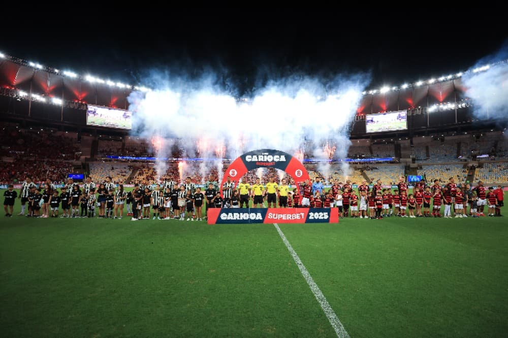 RIO DE JANEIRO, BRASIL - 12 DE FEVEREIRO: Jogadores do Botafogo e do Flamengo entram em campo durante uma partida do Campeonato Carioca 2025 entre Flamengo e Botafogo no Estádio do Maracanã em 12 de fevereiro de 2025 no Rio de Janeiro, Brasil.