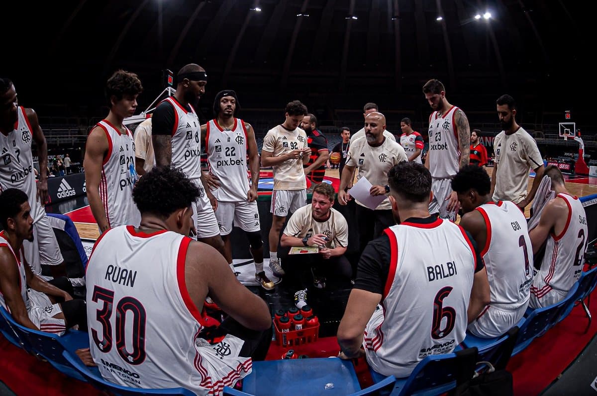 Jogadores do Flamengo escutam orientações do treinador durante jogo contra o Franca