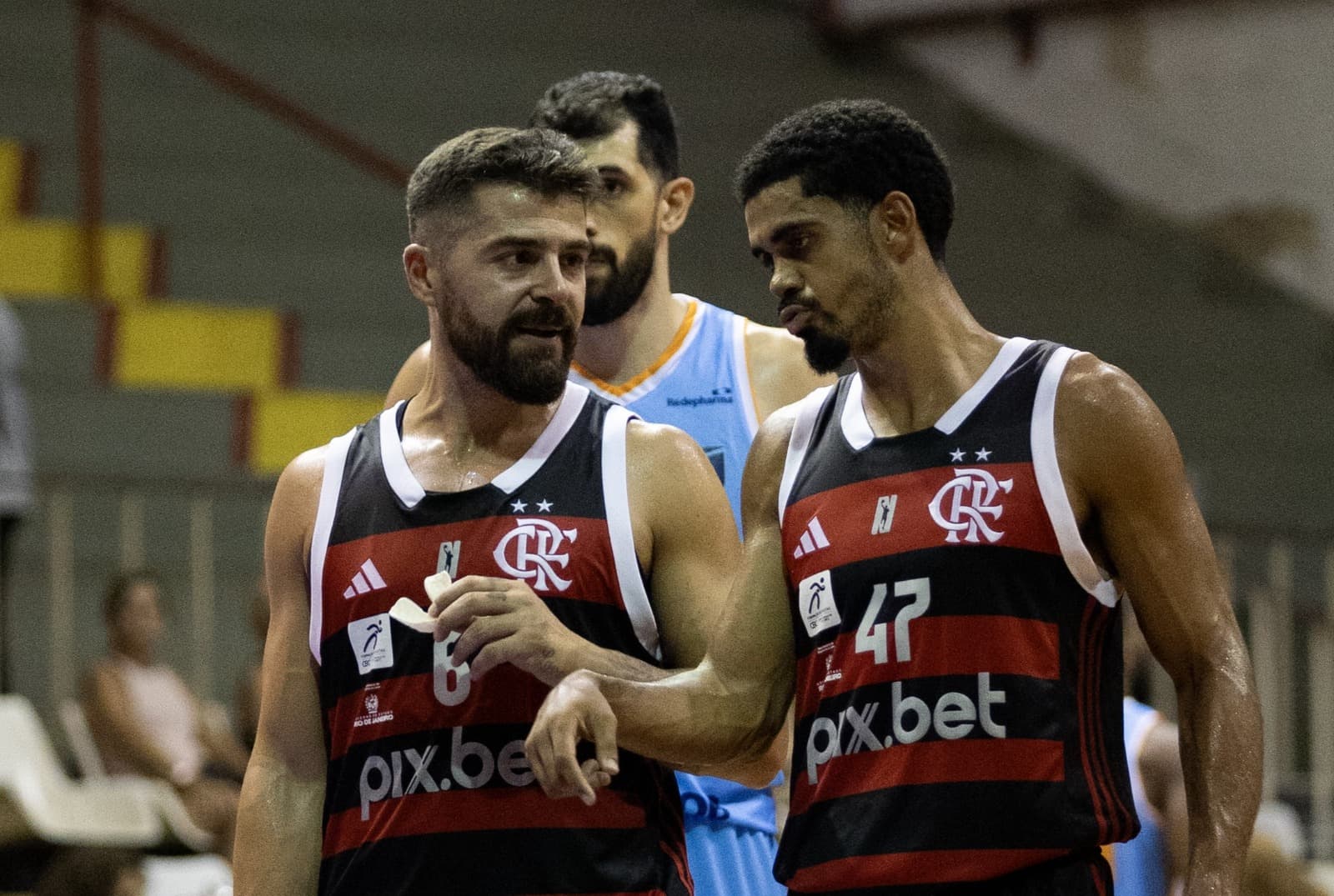 Balbi e Alexey conversam em jogo do Flamengo