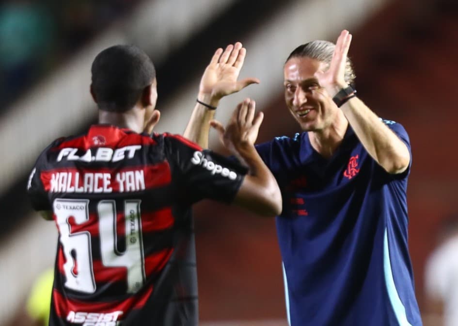 Filipe cumprimenta Wallace Yan em Flamengo x Portuguesa