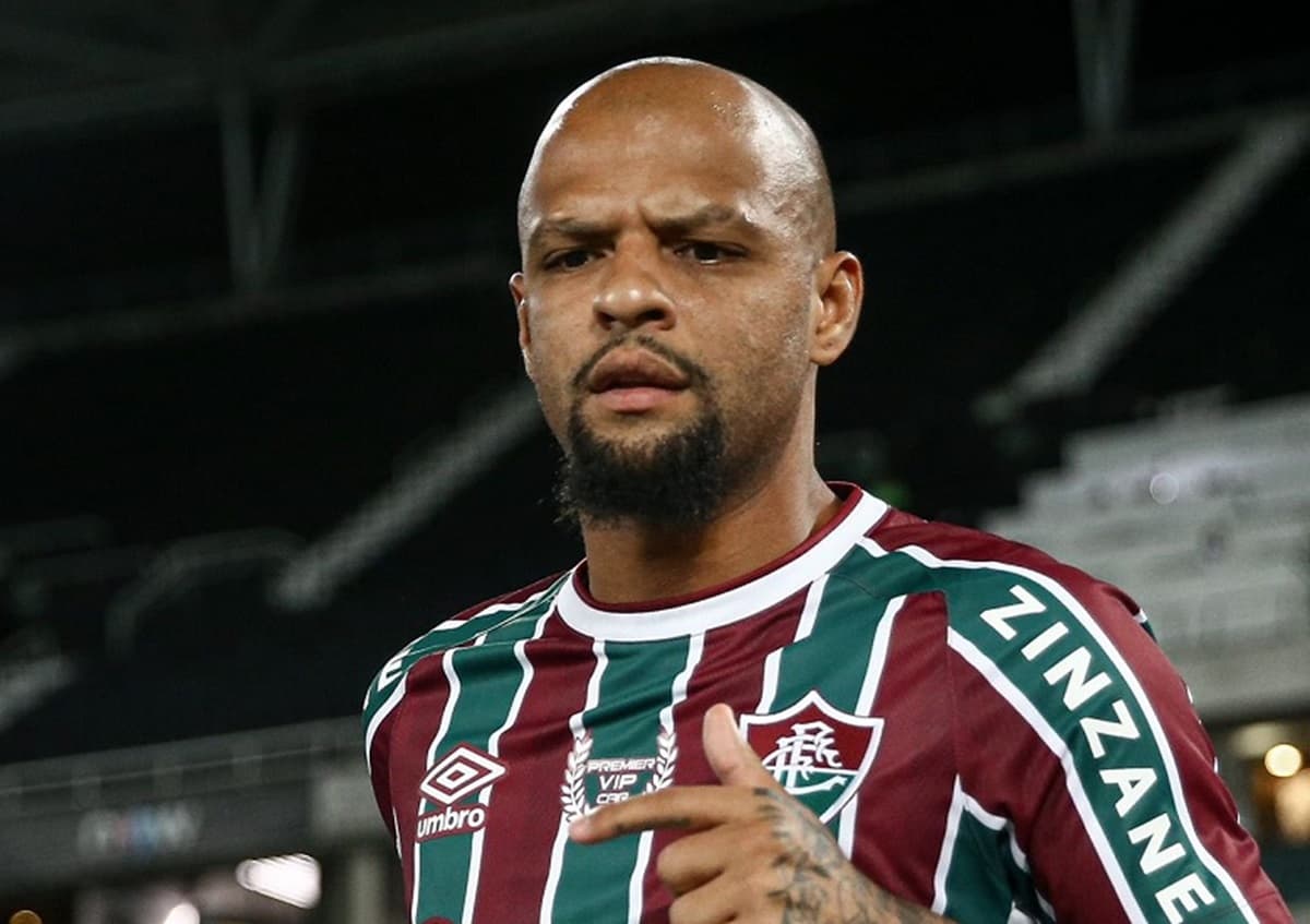 Felipe Melo se concentra durante jogo do Fluminense, ainda como jogador