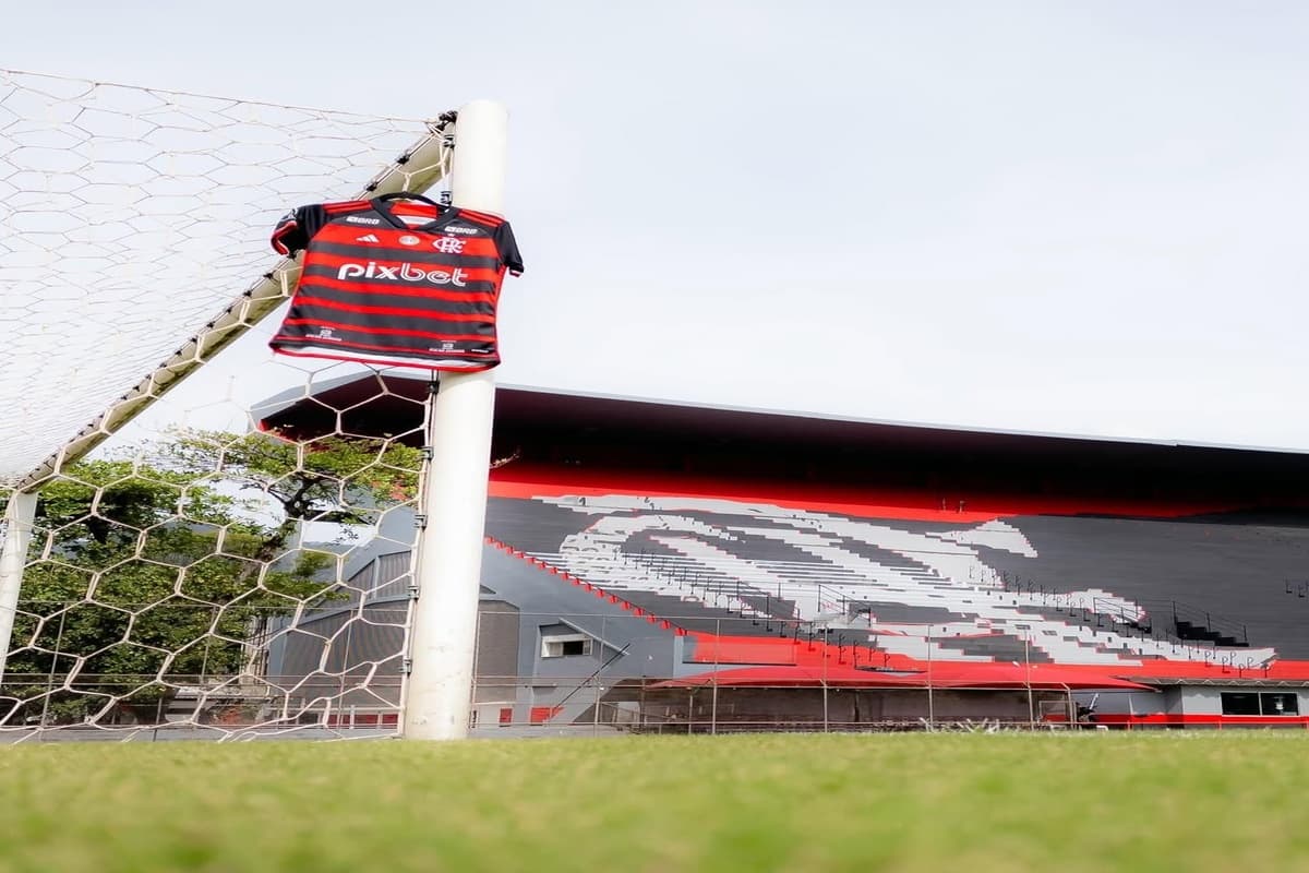 O Manto está pendurado na baliza e no fundo tem a arquibancada da Gávea revitalizada e com o escudo pintado nela